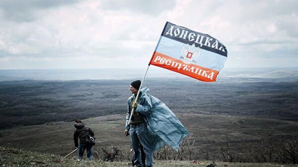 © РИА Новости / Дэн Леви Житель ДНР с флагом. Архивное фото