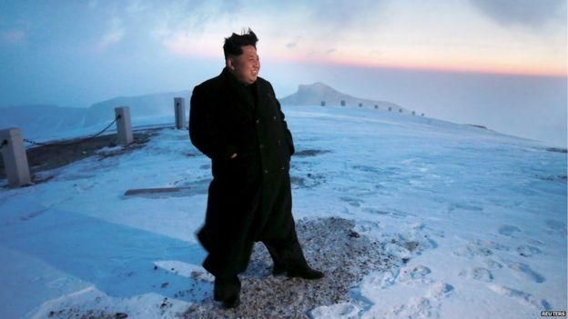 REUTERS Image caption Ким Чен Ын на вершине Пэктусан в 2017 году. Судя по фото, на гору он взбирался в черных кожаных городских ботинках