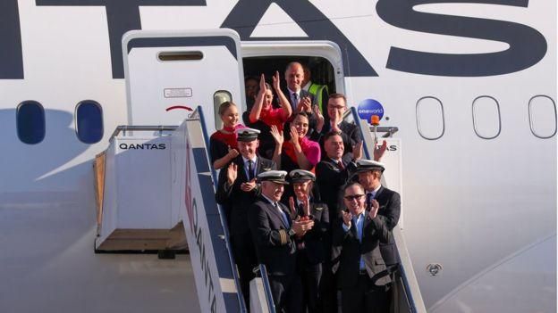 AFP/HANDOUT Image caption Экипаж самолета прибыл в Сидней после 19 часов полета. В темных очках в первом ряду - генеральный директор Qantas Алан Джойс