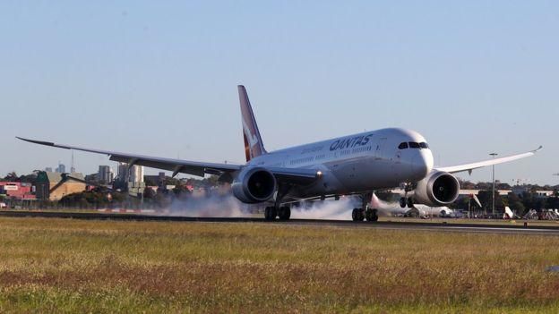 AFP/HANDOUT Image caption Посадка "Боинга 787-9" в международном аэропорту Сиднея