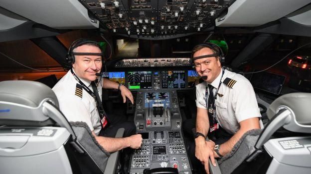 GETTY IMAGES Image caption Капитан Шон Голдинг и второй пилот Джереми Садерленд со специальными датчиками