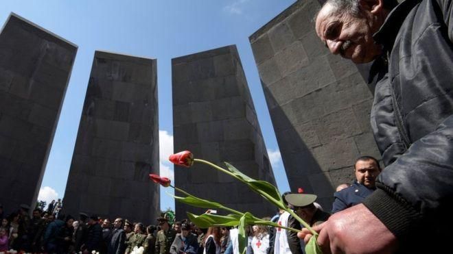 KAREN MINASYAN/AFP Image caption Мемориал Цицернакаберд в Ереване посвящен геноциду армян