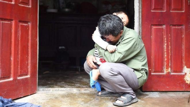 GETTY IMAGES Image caption Ле Минь Туан думает, что его сын погиб в грузовике