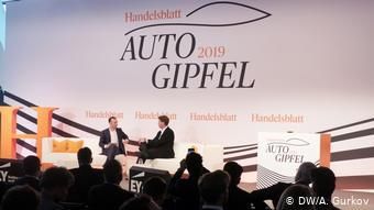 Глава Daimler Ола Каллениус (справа) в беседе с главным редактором Handelsblatt Свеном Афхюппе
