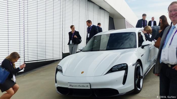 Электромобиль Porsche Taycan вызвал у участников конференции повышенный интерес