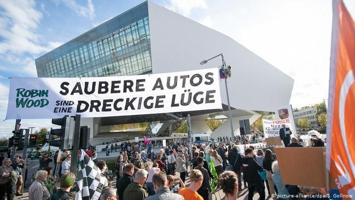 Демонстранты перед музеем Porsche утверждают: "Чистые автомобили - это грязная ложь"