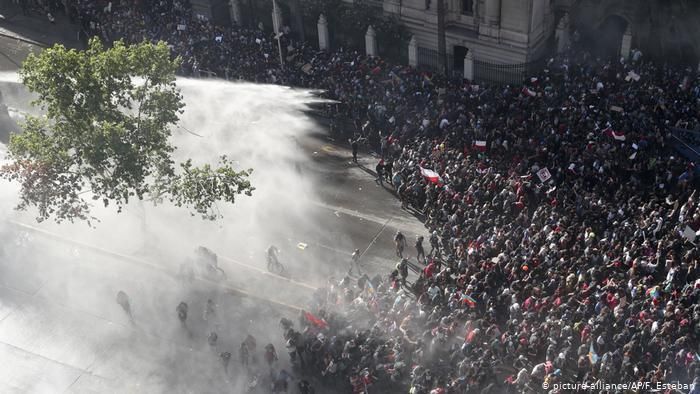 Акция протеста в столице Чили Сантьяго