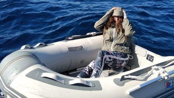 HELLENIC COAST GUARD Image caption Кушила Стейн на своей надувной лодке после спасения