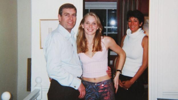 VIRGINIA ROBERTS Image caption Вирджиния Джуффре утверждала, что имела сексуальные контакты с принцем Эндрю (на фото от 2001 года вместе с Жислен Максвелл)