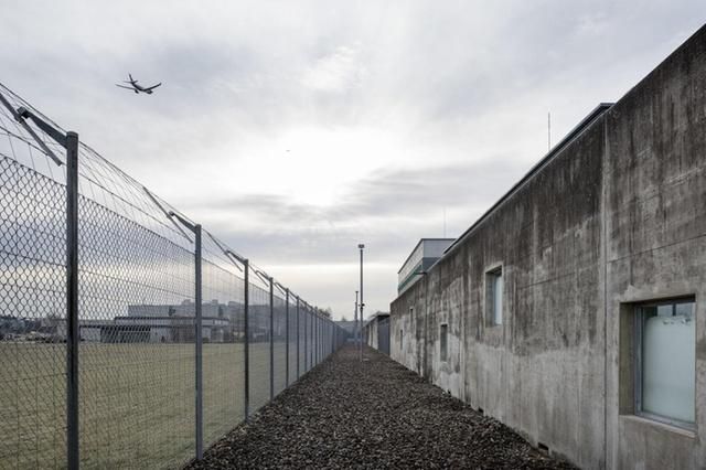 В период за 2017-2018 годы семь несовершеннолетних содержались в тюрьме аэропорта Цюриха перед тем, как были высланы из Швейцарии. На этом снимке – вот как выглядит здание тюрьмы снаружи. (© Keystone / Christian Beutler)