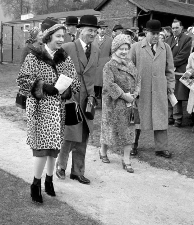 PA Image caption В 1950-1960-х годах королева часто появлялась на публике в эффектном леопардовом пальто