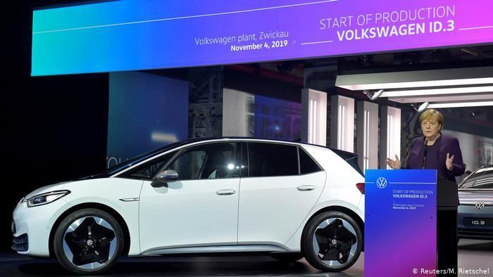 Ангела Мекель приветствует начало производства электромобиля VW ID.3 в Цвиккау 4 ноября 2019 года