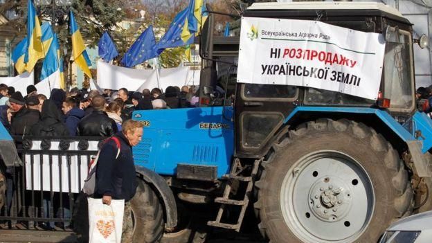 GETTY IMAGES Image caption Противники законопроекта накануне пригнали в Киев тракторы "Белорус"