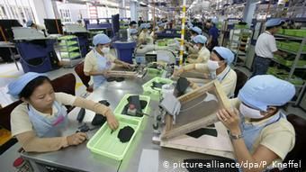 Производство кроссовок по заказу Adidas на заводе во Вьетнаме