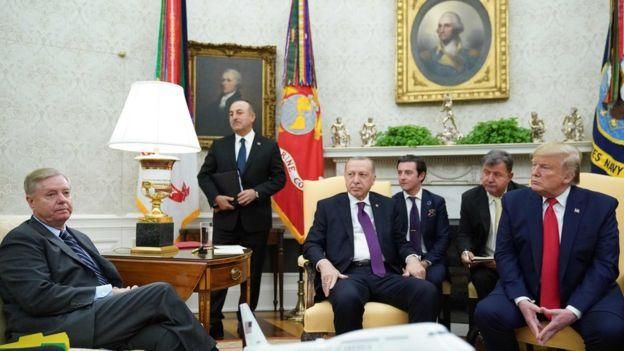 GETTY IMAGES Image caption Встреча президентов Трампа и Эрдогана с участием Грэма (слева) прошла в Вашингтоне 13 ноября