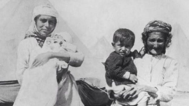 GETTY IMAGES Image caption Армяне в лагере беженцев, 1915 год