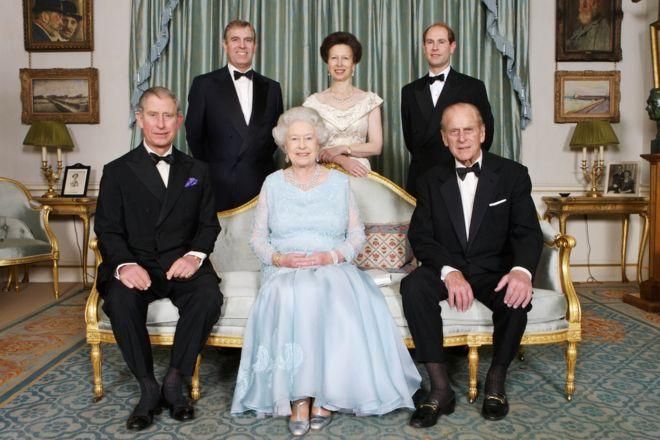 GETTY IMAGES Image caption Королева Елизавета Вторая, принц Филип и их дети
