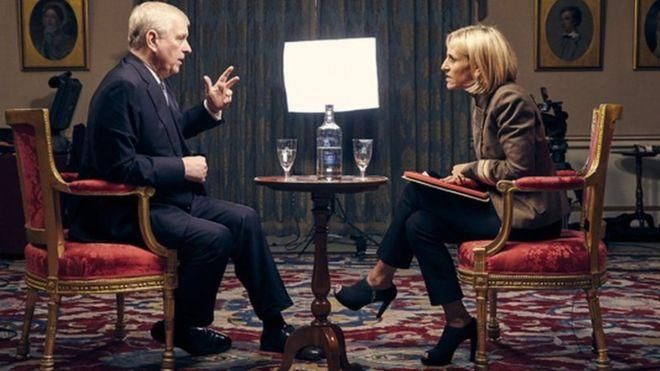 MARK HARRISON/BBC Image caption Принц Эндрю поговорил с журналисткой Би-би-си Эмили Мейтлис в Букингемском дворце