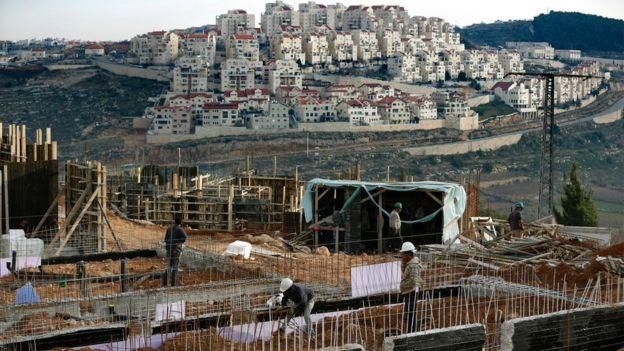 AFP Image caption В 140 поселениях, построенных Израилем на территории Западного берега реки Иордан с 1967 года, живет около 500 тыс. евреев