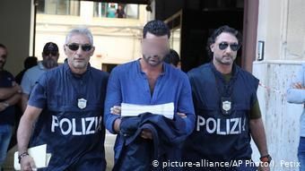Итальянские полицейские задержали предполагаемого члена мафиозной группировки
