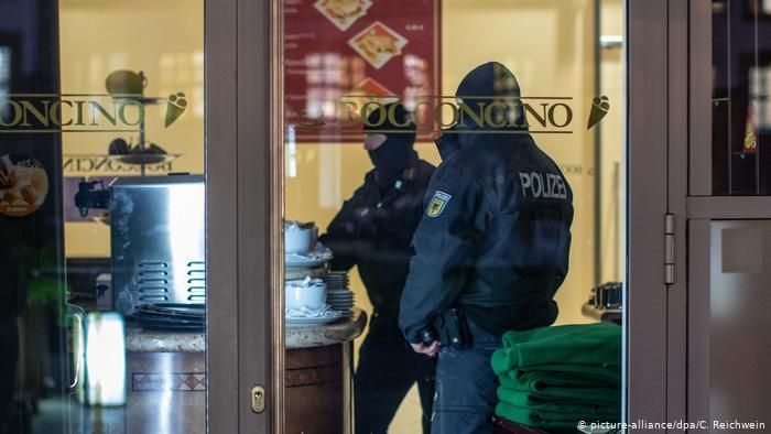 Немецкие полицейские проводят операцию против итальянской мафии в Дуйсбурге