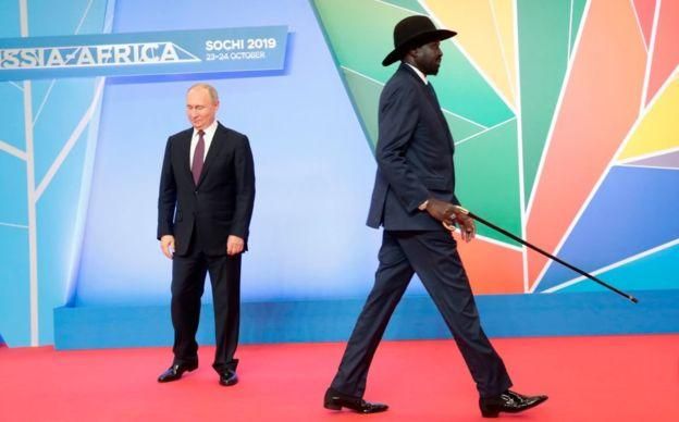 SERGEI CHIRIKOV/POOL/AFP VIA GETTY IMAGES Image caption Саммит "Россия - Африка". Справа от Владимира Путина - Сальваторе Киир Маярдит, президент Республики Южный Судан