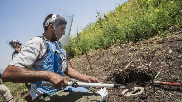 GETTY IMAGES Image caption Через 25 лет после окончания войны в Нагорном Карабахе продолжают находить мины