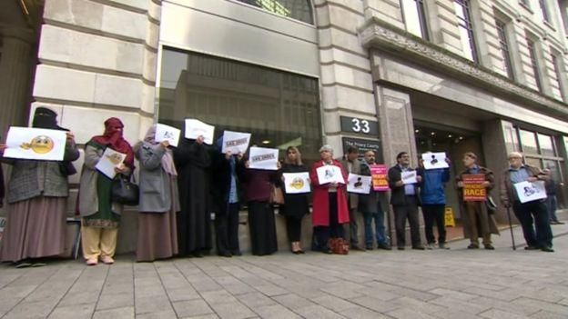 Демонстрация собралась возле здания Высокого суда Бирмингема и в день слушаний