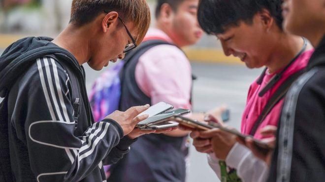 AFP Image caption В Китае сотни миллионов пользователей интернета, и большинство из них заходят в сеть через смартфоны