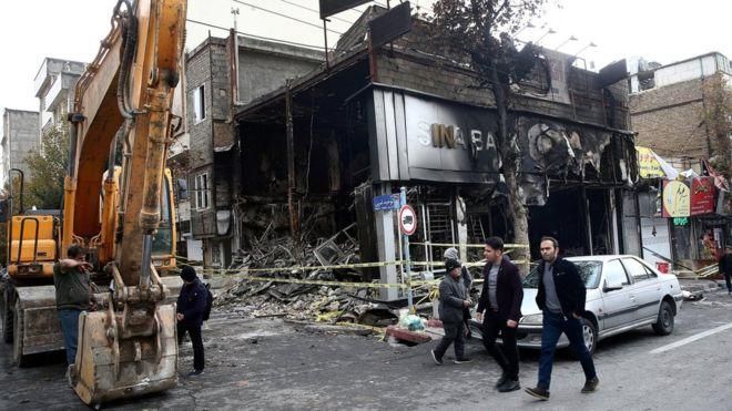 REUTERS Image caption По словам одного из министров, манифестанты подожгли 70 автозаправок и 731 банковское отделение
