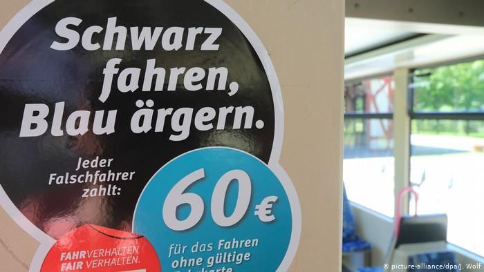 Плакат-предупреждение о штрафе в 60 евро за безбилетный проезд в трамвае в Магдебурге: "Поехать "по-черному" - злиться до посинения"