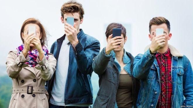 GETTY IMAGES Image caption Каждый четвертый подросток не способен контролировать время, проведенное перед экраном смартфона