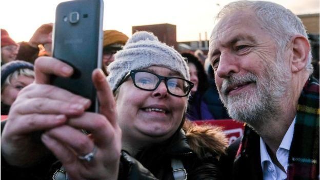GETTY IMAGES Image caption Лидер лейбористов Корбин - политик старшего поколения. Но и он давно попал в социальные сети
