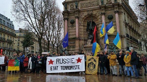 © Фото : соцсети Антироссийская демонстрация, организованная украинской диаспорой в Париже. 8 декабря 2019