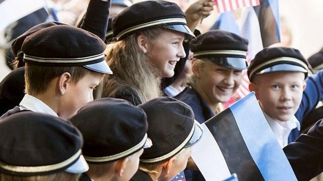 AFP Image caption Эстонских школьников учат думать самостоятельно, а также синтезировать знания и применять их на практике