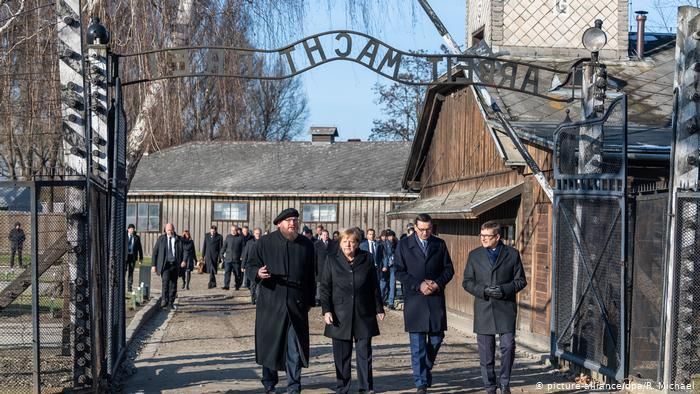 Ангела Меркель во время посещения Освенцима, 6 декабря