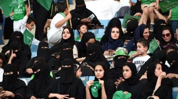 AFP Image caption В январе прошлого года женщинам в Саудовской Аравии разрешили присутствовать на футбольных матчах