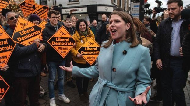 GETTY IMAGES Image caption Новый лидер либдемов, шотландка Джо Суинсон молода, энергична и обаятельна, но рейтинг ее партии снижается: избиратели потянулись к лейбористам, которые имеют больше шансов на победу