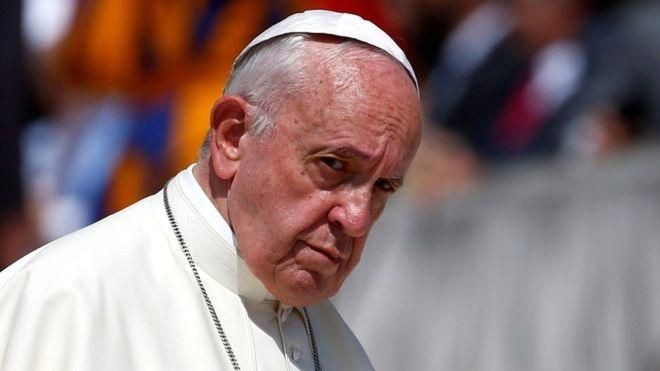 REUTERS Image caption Папа Франциск столкнулся с серьезным нравственным кризисом в церкви, вызванным обвиненениями в сокрытии информации о сексуальных преступлениях, совершенных священниками