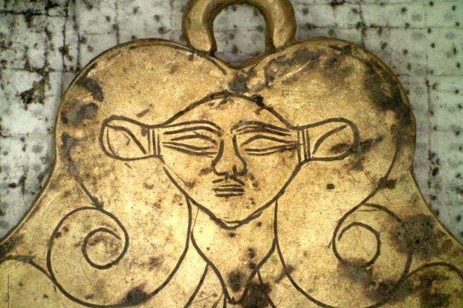 EPA Image caption Золотой кулон с изображением египетской богини Хатхор