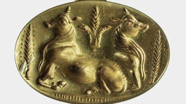 EPA Image caption Это золотое кольцо свидетельствует о зарождении сельского хозяйства в Микенском царстве