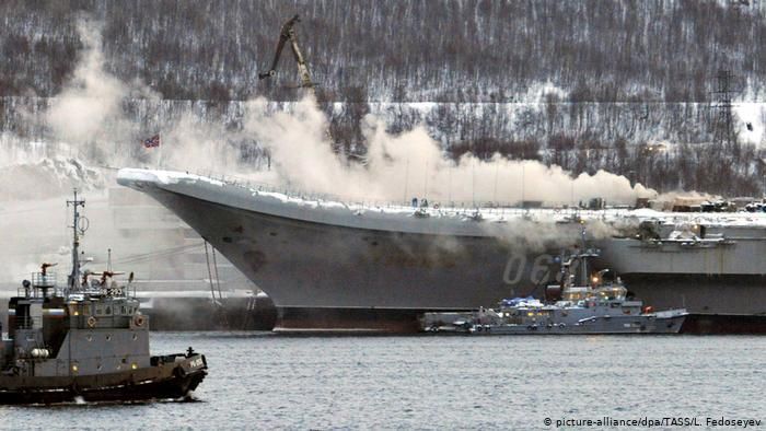 Пожар на авианосце "Адмирал Кузнецов" в Мурманске