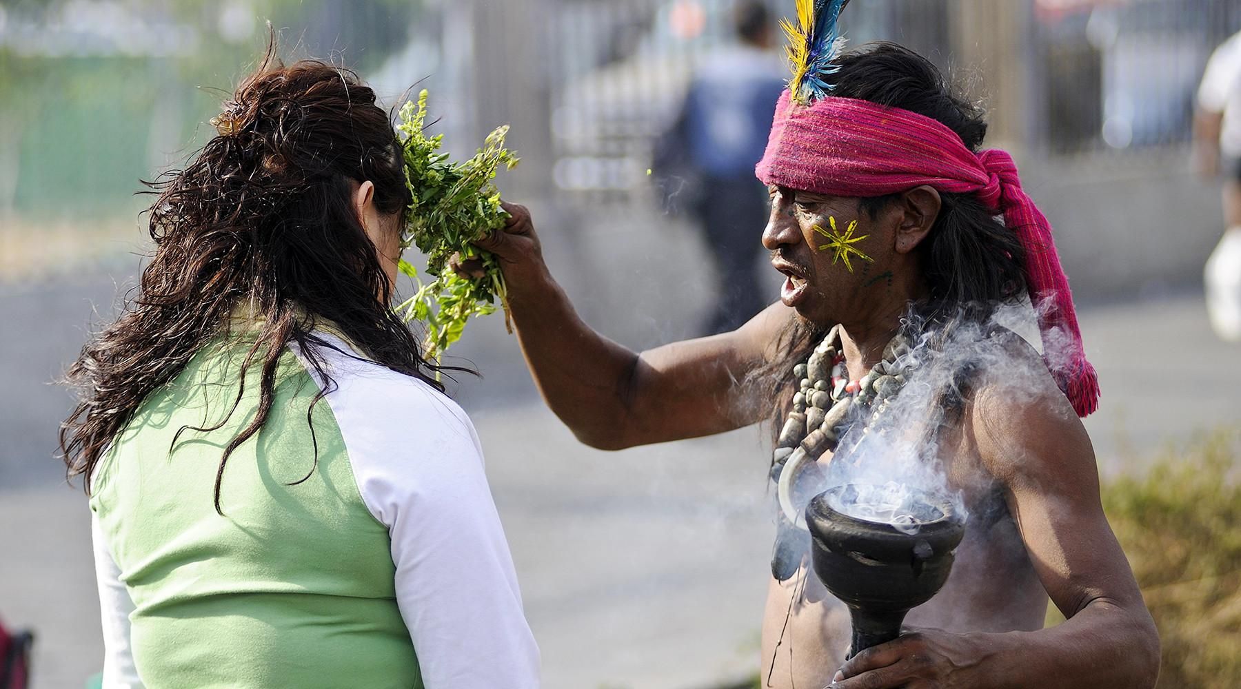 Шаман майя во время ритуала курения © Martin Engelmann/http://imagebroker.com/#/search/ globallookpress.com