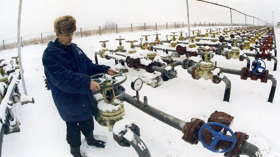 ALEXANDER BARAN/TASS Image caption В 2006 году Россия уже отключала подачу газа на Украину