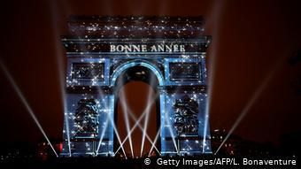 Световой фейерверк у Триумфальной арки в Париже