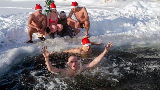 AFP Image caption У россиян есть немало зимних ритуалов помимо просмотра "Иронии судьбы"
