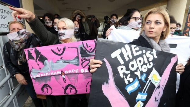 EPA Image caption Участницы движения в защиту прав женщин устроили перед судом акцию протеста