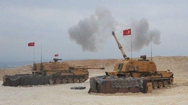 ANADOLU AGENCY Image caption Турецкие войска давно действуют в Сирии (на фото) и в последние годы как-то избегают столкновений с россиянами. Возможно, так будет и в Ливии