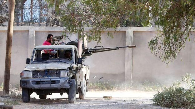 AFP Image caption Бои на окраинах Триполи идут уже десять месяцев