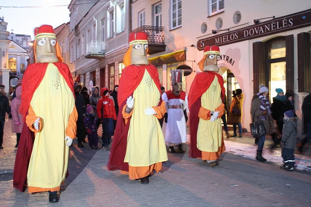© SPUTNIK/ ALEXANDER LIPOVETS Три Короля идут по улице Аушрос Вартаи